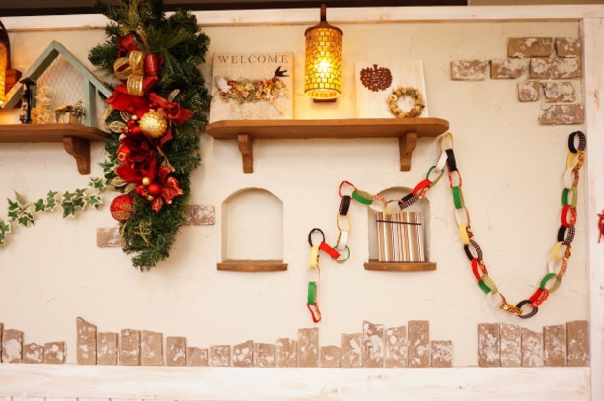 クリスマスを家デートでする時の飾り付けは部屋と玄関をダイソーで決める お役立ち情報館